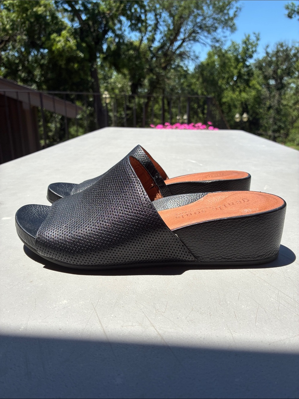 GENTLE SOULS BY KENNETH COLE GISELE BLACK LEATHER WEDGE SLIDE SANDAL SIZE 8.5 - Picture 4 of 9